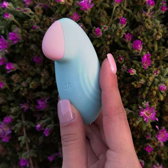 Satisfyer Tropical Tip Light Blue - Wibrator łechtaczkowy sterowany aplikacją mobilną, Niebieski