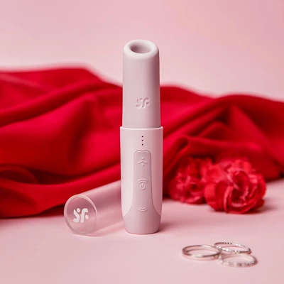 Satisfyer Secret Kiss - Miniwibrator łechtaczkowy w kształcie szminki, jasnoróżowy