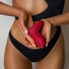 Satisfyer Exciterrr Berry - Wibrator typu Lay-On, z ruchomą kulką stymulującą łechtaczkę
