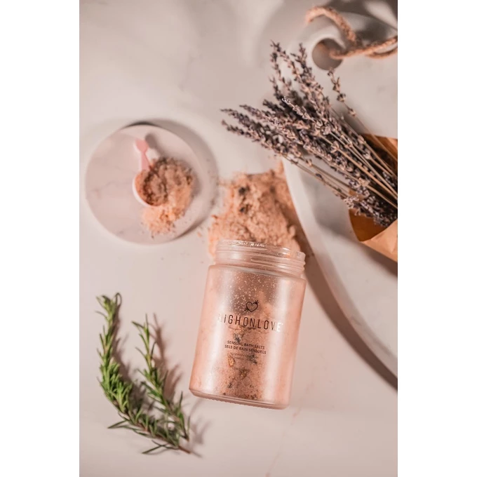 High on Love Sensual Bath Salts 500G - Sól do kąpieli w słoiku, pąki róż i olej konopny