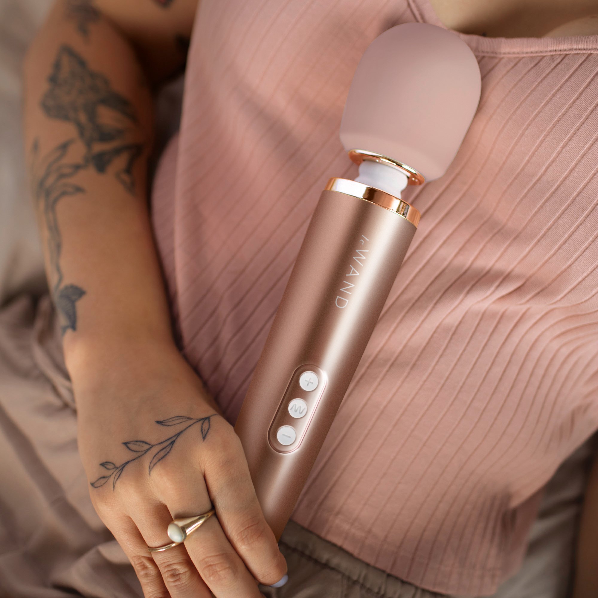 le WAND Plugin - Wibrator typu Wand, Rose gold ▶️▶️ DYSKRETNIE ▶️ GWARANCJA ▶️ PRZESYŁKA 24h ▶️