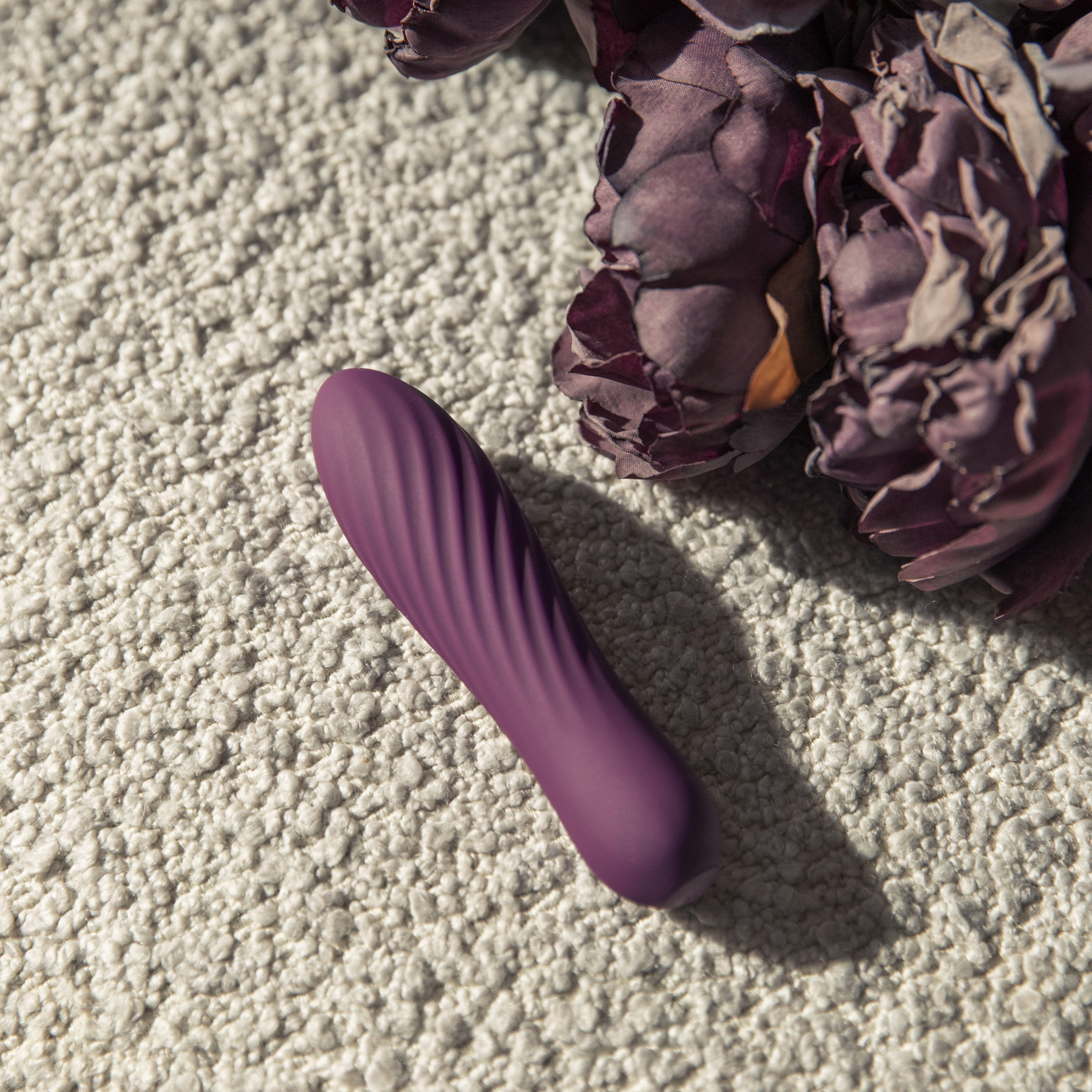 Svakom Tulip Violet - miniwibrator, Fioletowy ⚫ DARMOWA DOSTAWA od 299zł ⚫ DYSKRETNA PRZESYŁKA 24H Z POLSKI ⚫